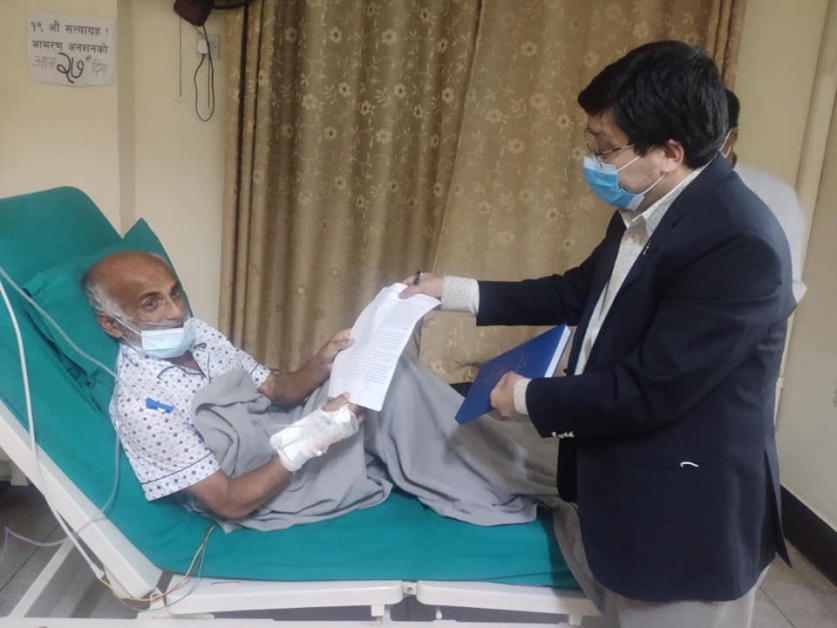 सरकारसँगको ८ बुँदे सहमतिपछि डा. केसीले तोडे अनसन